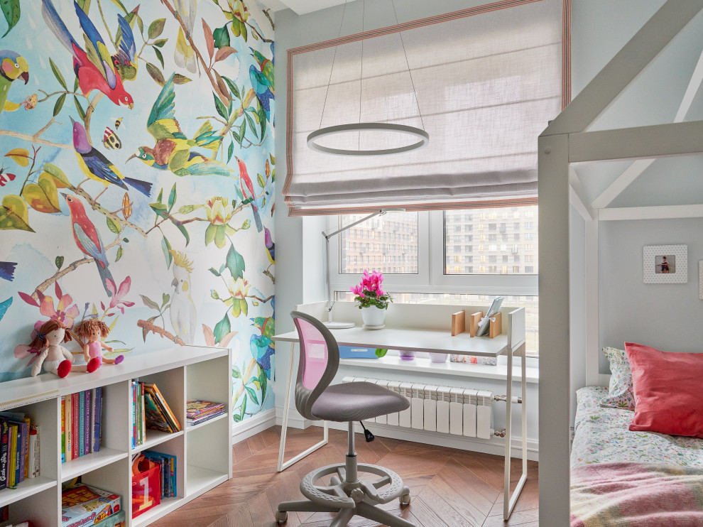 Diseño de habitación de niña de 4 a 10 años contemporánea pequeña con paredes blancas y suelo de madera en tonos medios