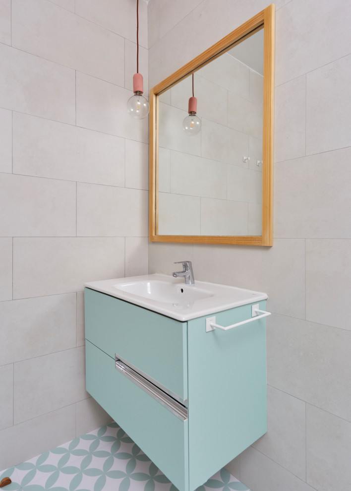 Inspiration for a mid-sized modern 3/4 bathroom in Madrid with recessed-panel cabinets, white cabinets, a corner shower, a one-piece toilet, green tile, ceramic tile, beige walls, vinyl floors, an integrated sink, grey floor, an open shower, turquoise benchtops, a single vanity and a floating vanity.