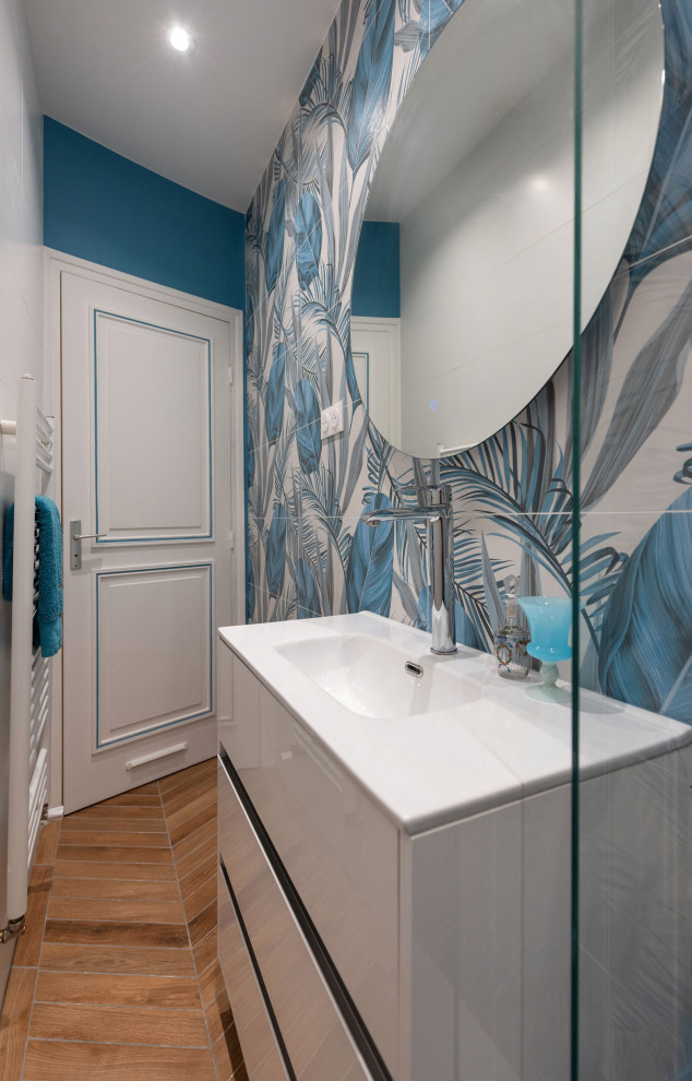 Идея дизайна: маленькая, узкая и длинная ванная комната в морском стиле с открытым душем, синей плиткой, белой плиткой, удлиненной плиткой, синими стенами, полом из плитки под дерево, душевой кабиной, консольной раковиной, коричневым полом, кессонным потолком, плоскими фасадами, белыми фасадами, раздельным унитазом, открытым душем, белой столешницей, тумбой под одну раковину и напольной тумбой для на участке и в саду