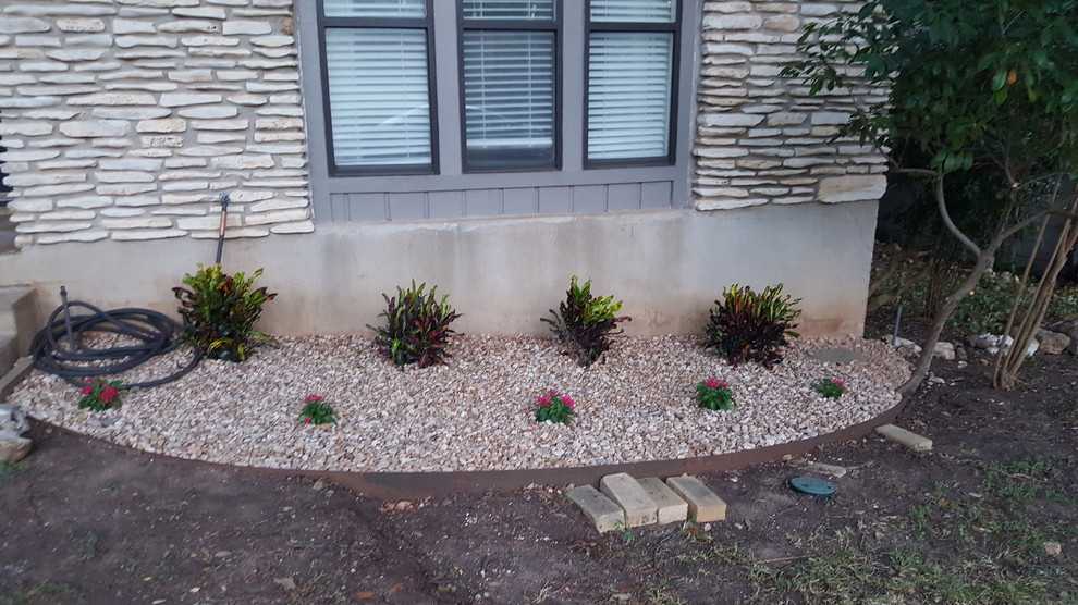Photo of a medium sized traditional front formal partial sun garden in Austin with gravel.