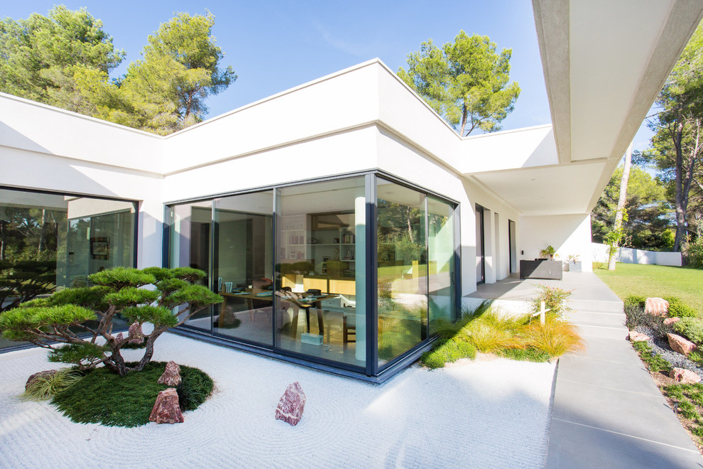 Expansive modern one-storey concrete white exterior in Marseille with a flat roof.