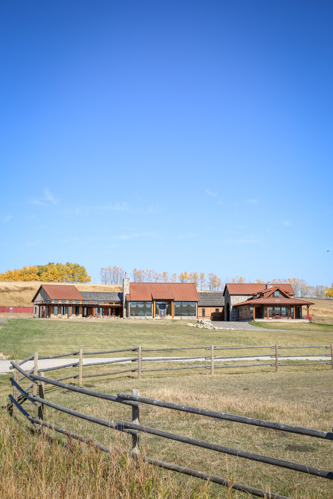 Home design - rustic home design idea in Calgary