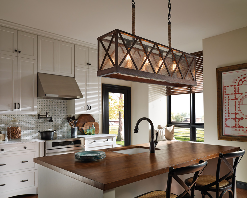 Kitchen - rustic kitchen idea in Chicago