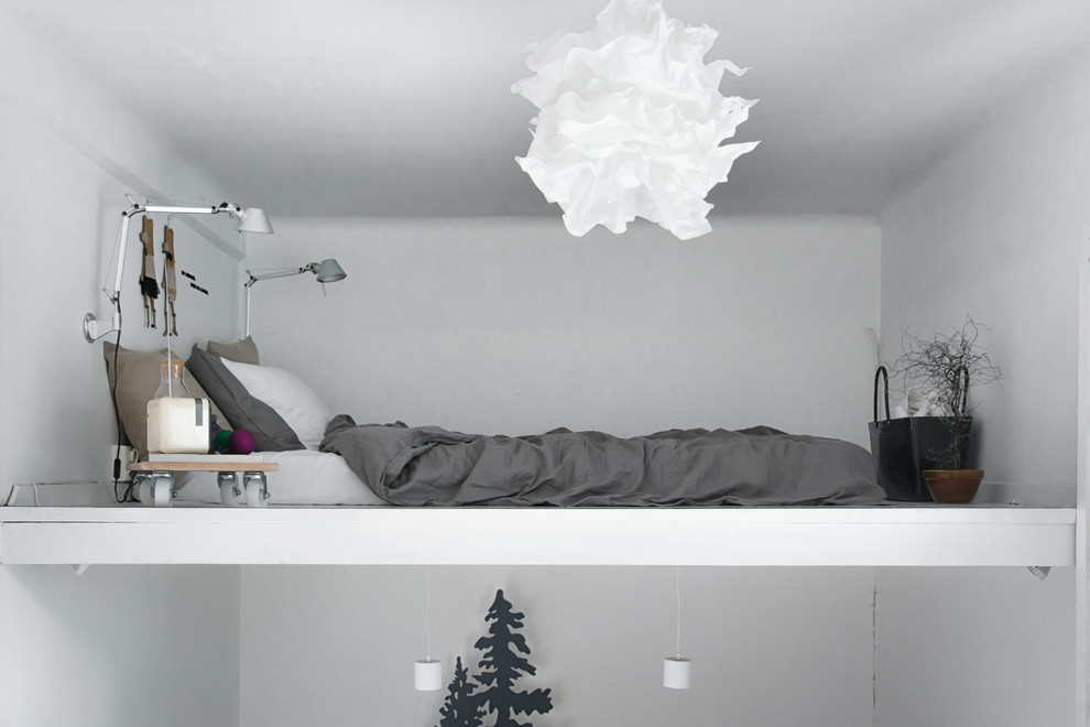 Idéer för ett litet nordiskt sovloft, med vita väggar