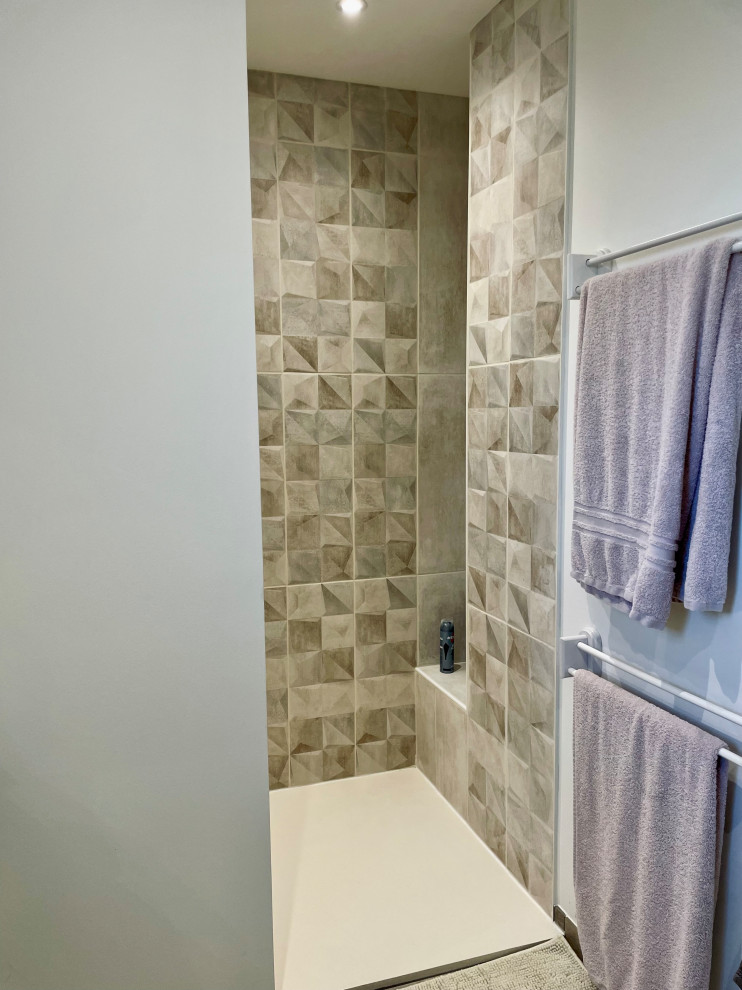 Inspiration for a mid-sized industrial master bathroom in Grenoble with an open shower, brown tile, white walls, wood-look tile, a drop-in sink, wood benchtops, brown floor, an open shower, white benchtops and a double vanity.
