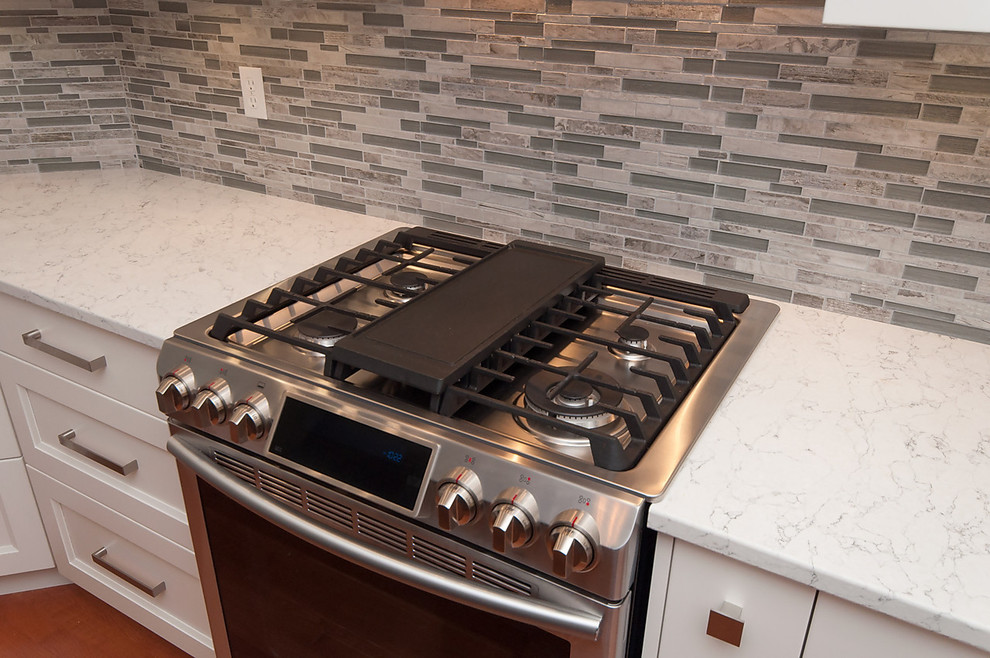 Kitchen - transitional kitchen idea in Vancouver
