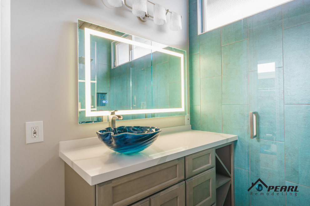 Свежая идея для дизайна: большая главная ванная комната в средиземноморском стиле с фасадами в стиле шейкер, серыми фасадами, угловым душем, унитазом-моноблоком, синей плиткой, керамической плиткой, бежевыми стенами, полом из цементной плитки, монолитной раковиной, мраморной столешницей, серым полом, душем с распашными дверями, белой столешницей, нишей, тумбой под одну раковину, встроенной тумбой и деревянным потолком - отличное фото интерьера