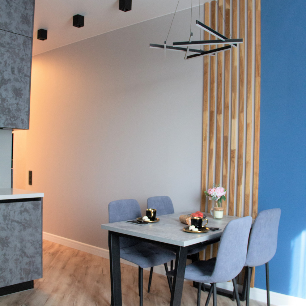 Idee per una cucina minimal di medie dimensioni con ante grigie, top in superficie solida, pavimento in vinile, pavimento marrone e top bianco