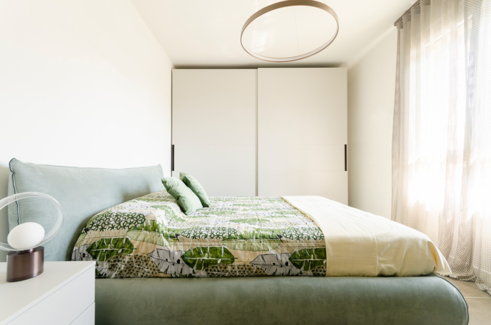 Mittelgroßes Modernes Hauptschlafzimmer ohne Kamin mit bunten Wänden, Porzellan-Bodenfliesen und braunem Boden in Mailand