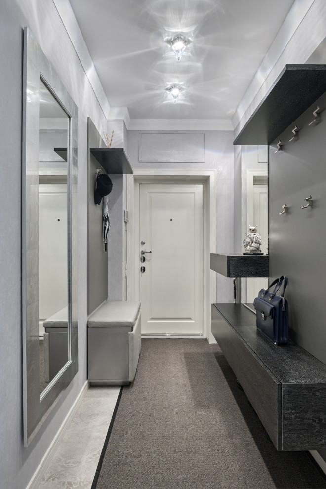 Белые дубовые двери в неоклассическом интерьере