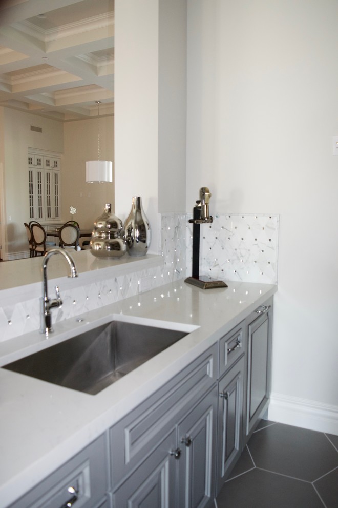 Example of a transitional home design design in Phoenix