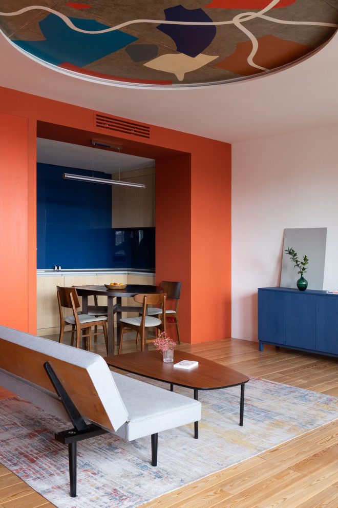 Imagen de salón abierto minimalista con parades naranjas, suelo beige y bandeja