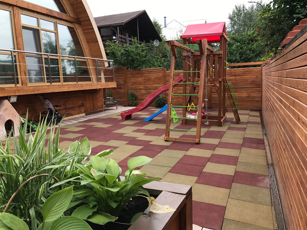 Во дворе наших домов