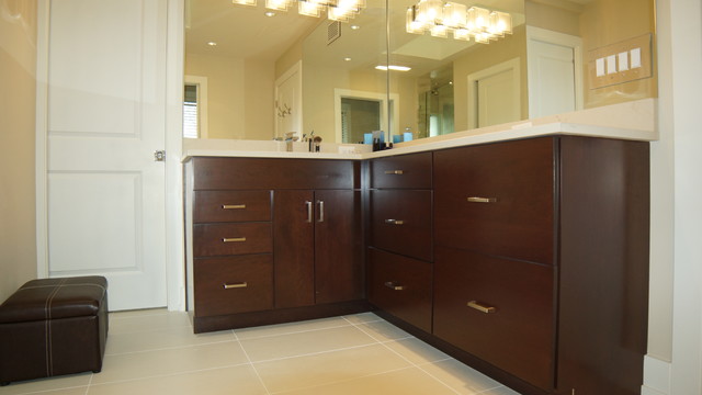 Oakbrook Kitchen & Baths trendy-badevaerelse