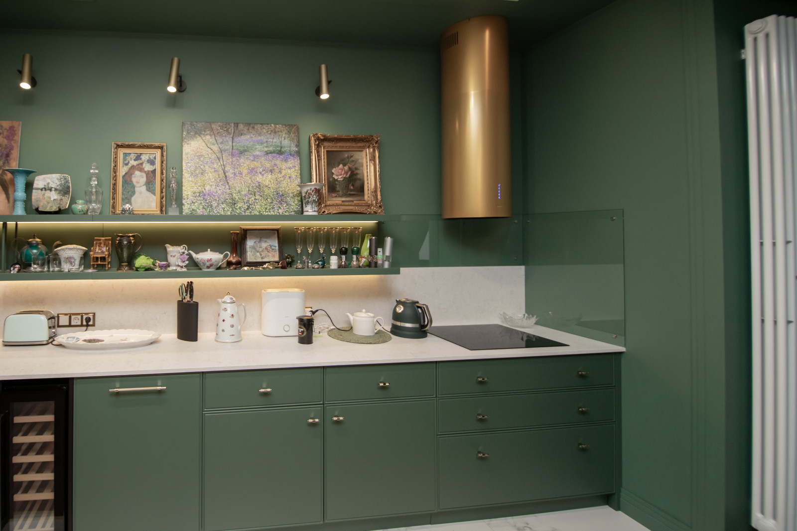 Стильная неоклассическая кухня в темно-изумрудном цвете