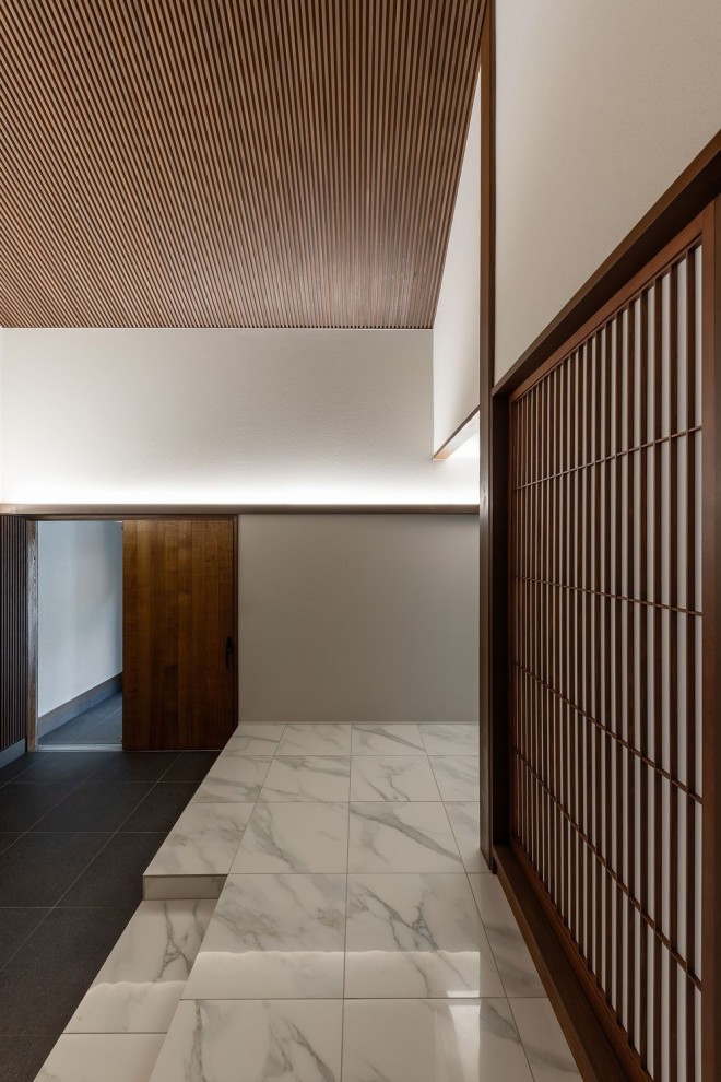 This is an example of a large asian home design in Osaka.