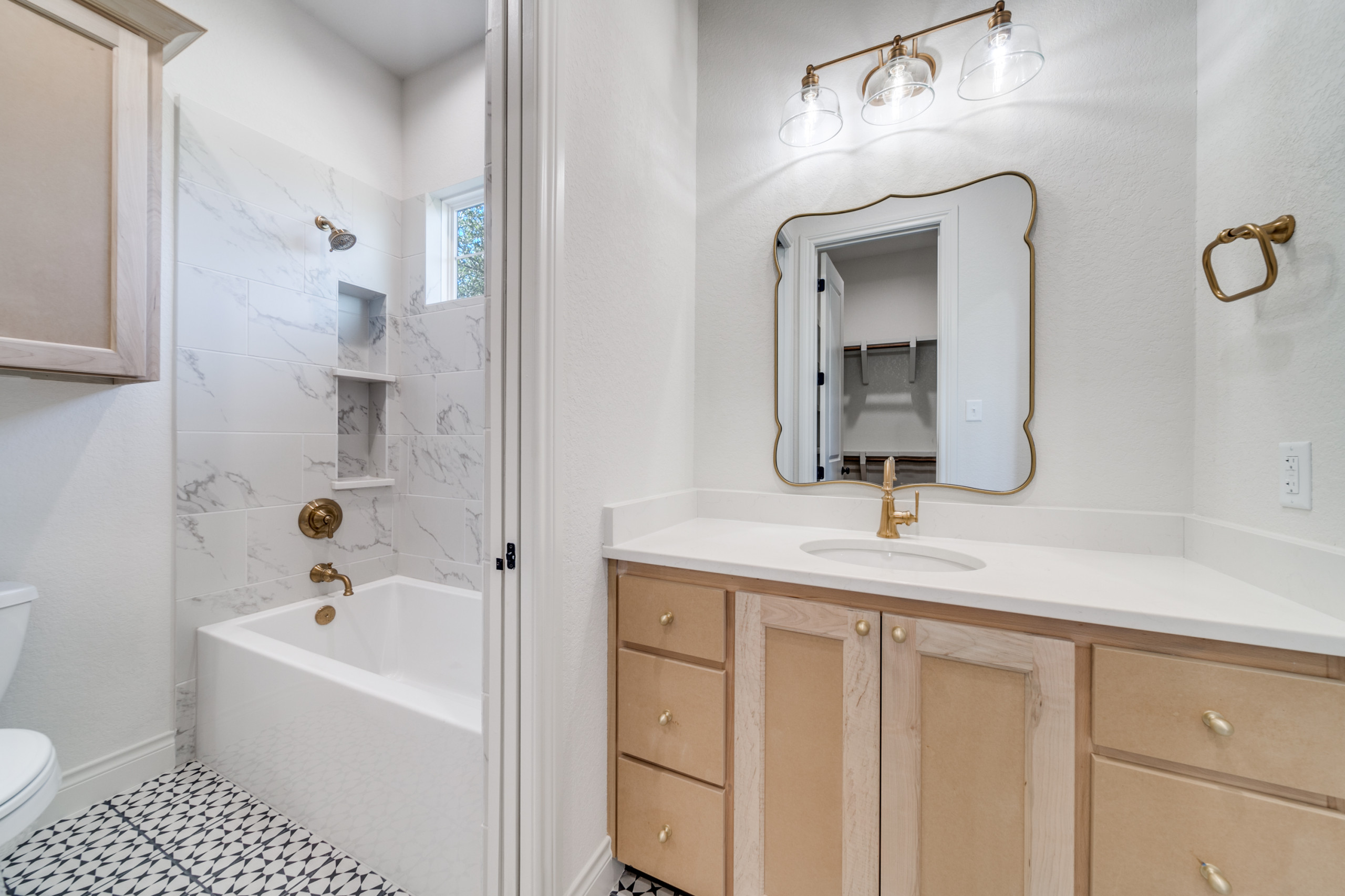 Spanish: 3,430 ft², 4 BR/3.5 BA/1 ST