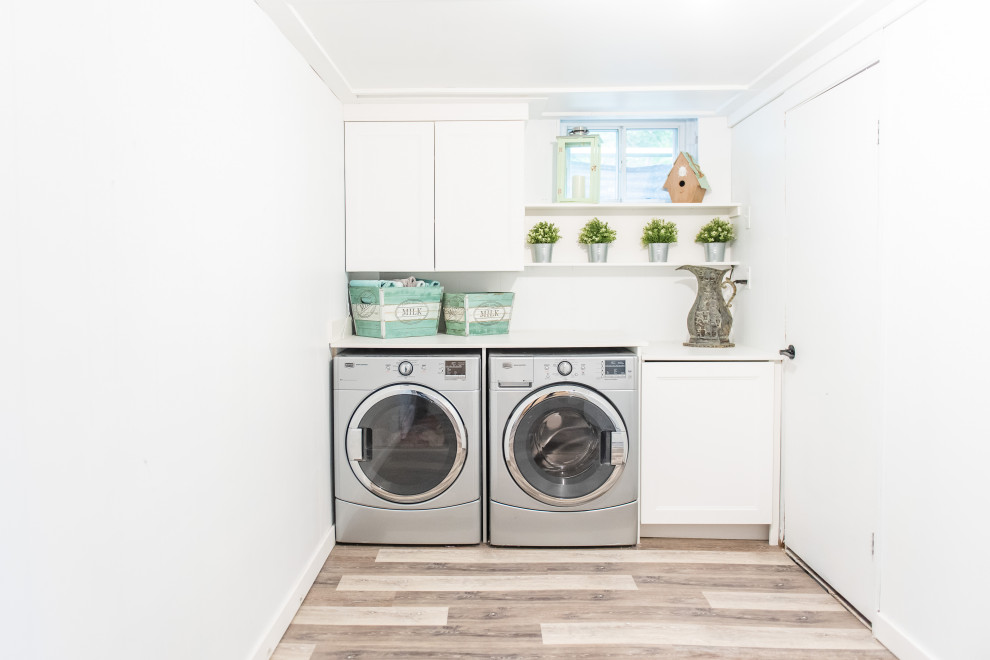 Example of a transitional basement design in Toronto
