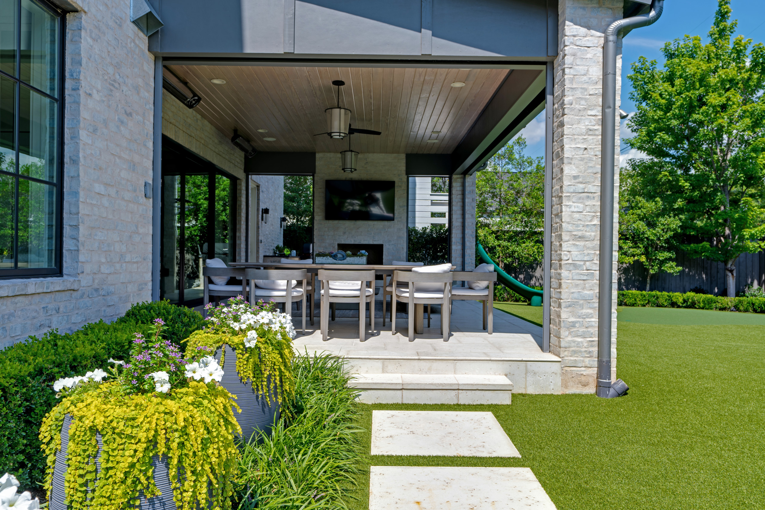 BLUFFVIEW MODERN OASIS