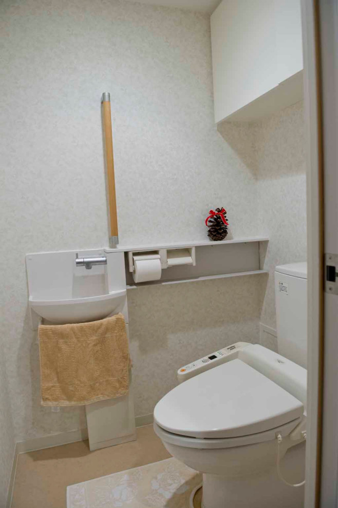 На фото: туалет с унитазом-моноблоком, серыми стенами, бежевым полом, потолком с обоями и обоями на стенах с