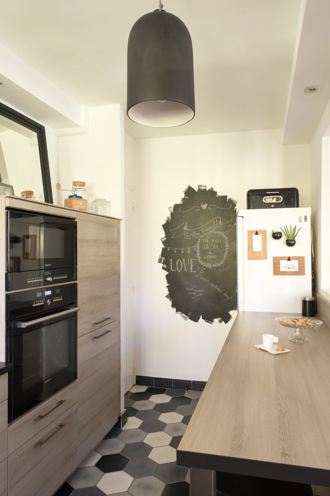 This is an example of a contemporary kitchen in Montpellier.