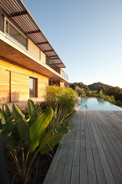 Maison vue mer contemporaneo-piscina