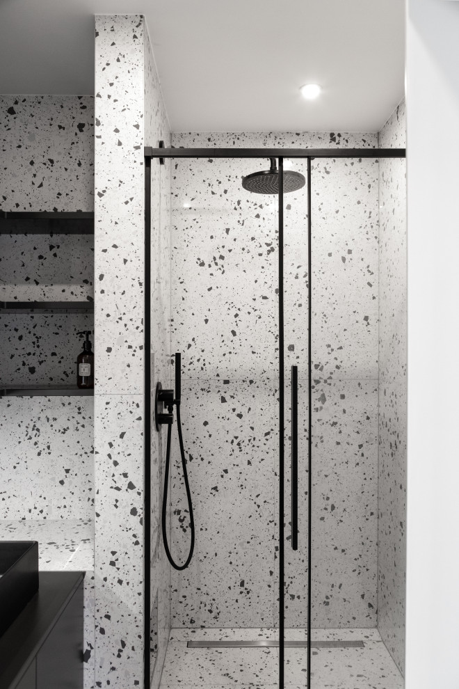 Идея дизайна: главная ванная комната среднего размера в стиле модернизм с черными фасадами, душем без бортиков, черно-белой плиткой, белыми стенами, светлым паркетным полом, настольной раковиной, душем с распашными дверями, нишей, тумбой под одну раковину и подвесной тумбой