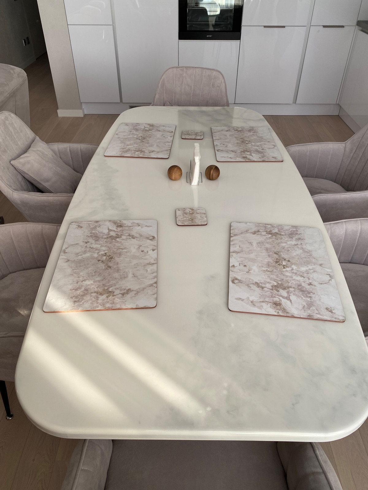 Обеденный стол под белый мрамор