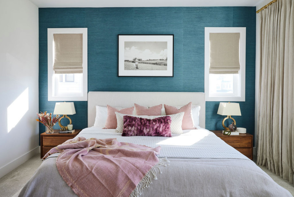Ispirazione per una camera matrimoniale country di medie dimensioni con pareti blu, moquette, pavimento beige, soffitto in perlinato e carta da parati