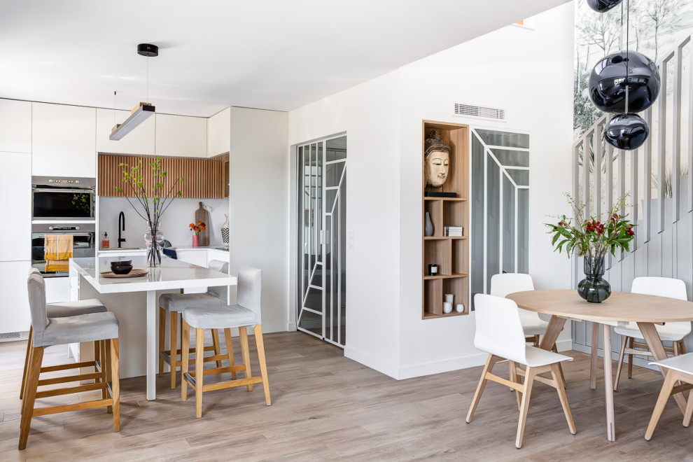 Modelo de sala de estar con biblioteca abierta minimalista grande con paredes blancas, suelo de madera clara y suelo beige