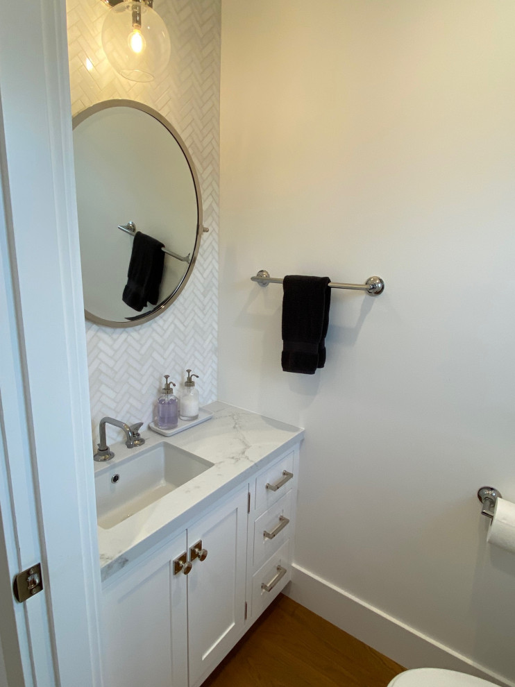 Exempel på ett litet klassiskt grå grått toalett, med skåp i shakerstil, vita skåp, vit kakel, vita väggar, mellanmörkt trägolv, ett undermonterad handfat, bänkskiva i kvarts och beiget golv