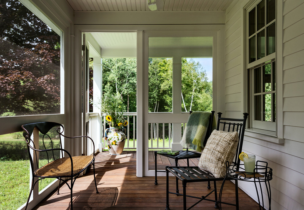 Inspiration for a country front yard screened-in verandah in New York.