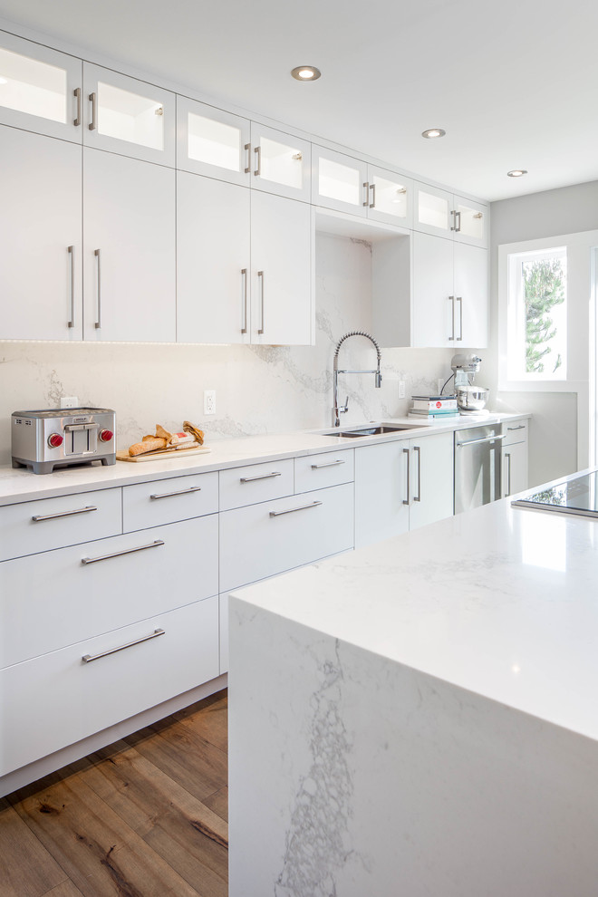 Transitional kitchen photo in Vancouver