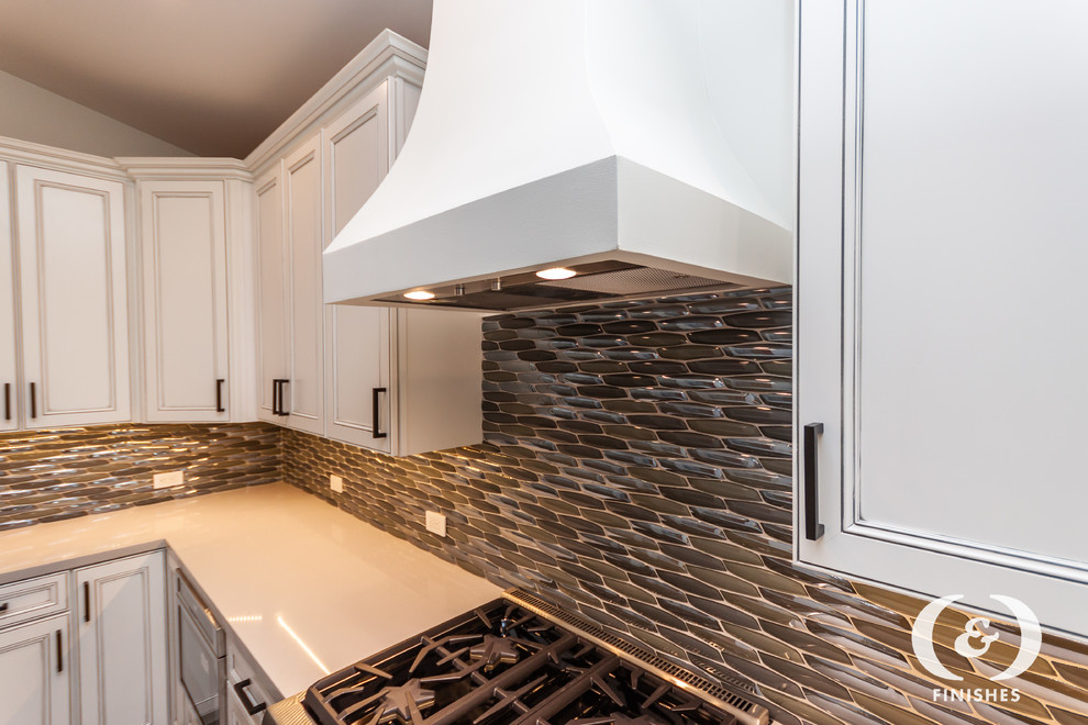 Example of a transitional home design design in Phoenix