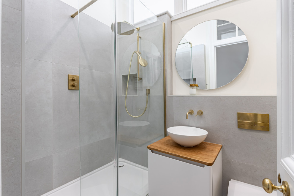 Immagine di una piccola stanza da bagno contemporanea con piastrelle in ceramica