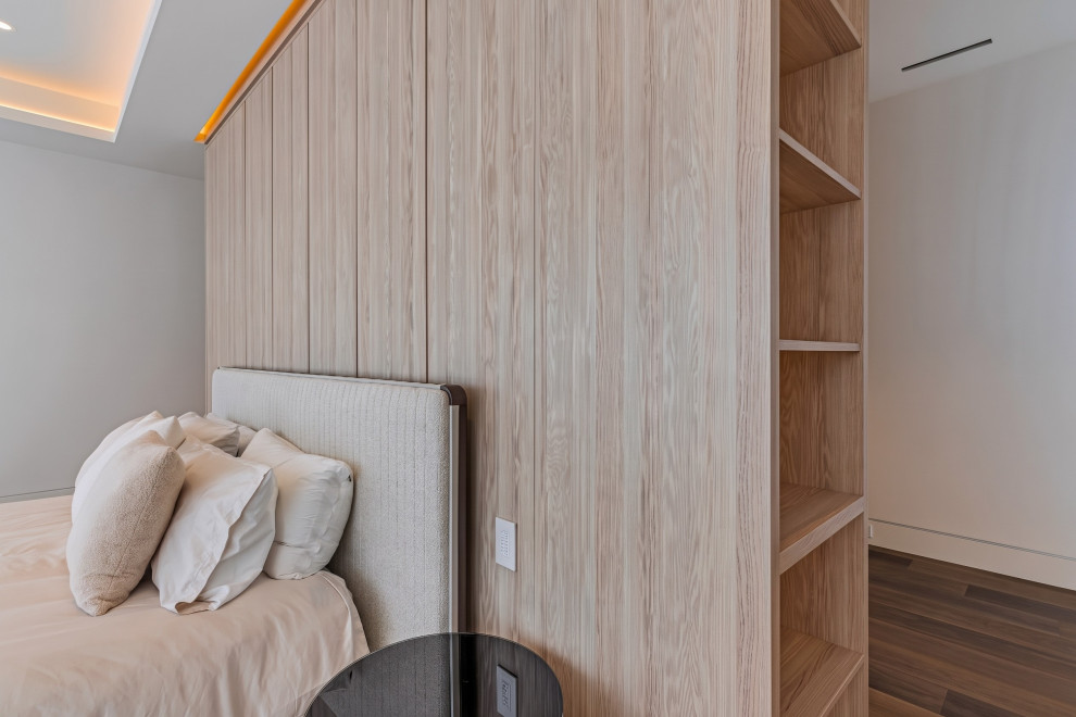 Transitional home design photo in Toronto
