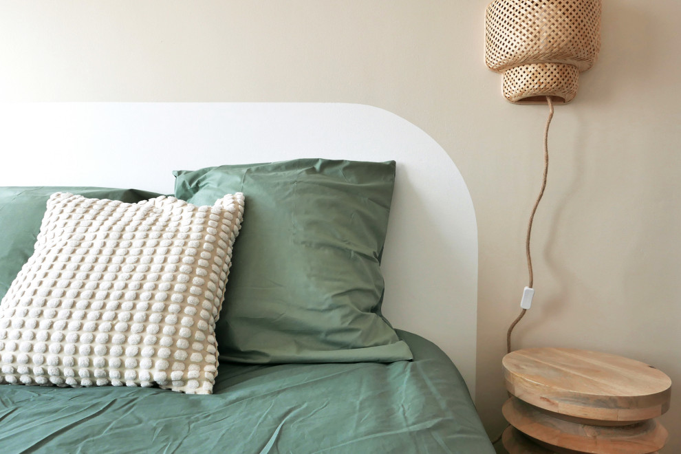 Inspiration för mellanstora moderna sovrum, med vita väggar, ljust trägolv och brunt golv