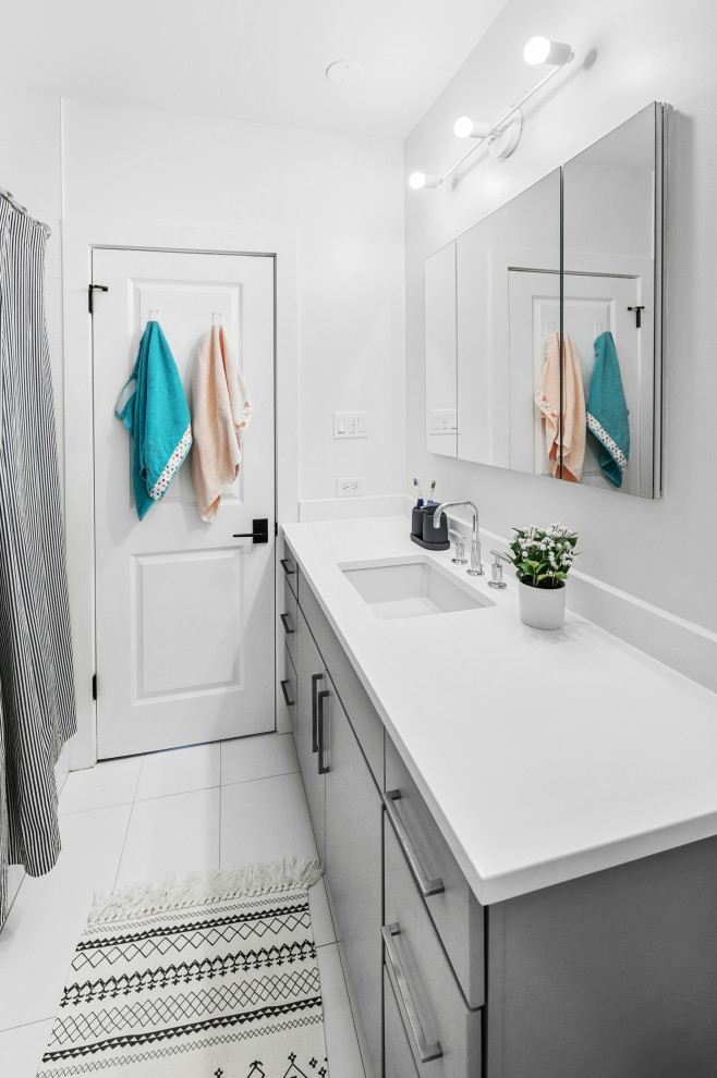 Example of a transitional bathroom design in Chicago
