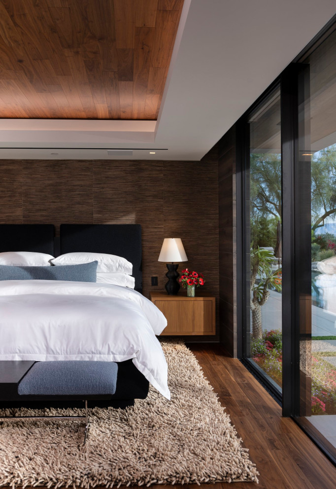 На фото: большая хозяйская спальня в стиле модернизм с коричневыми стенами, бежевым полом и многоуровневым потолком с