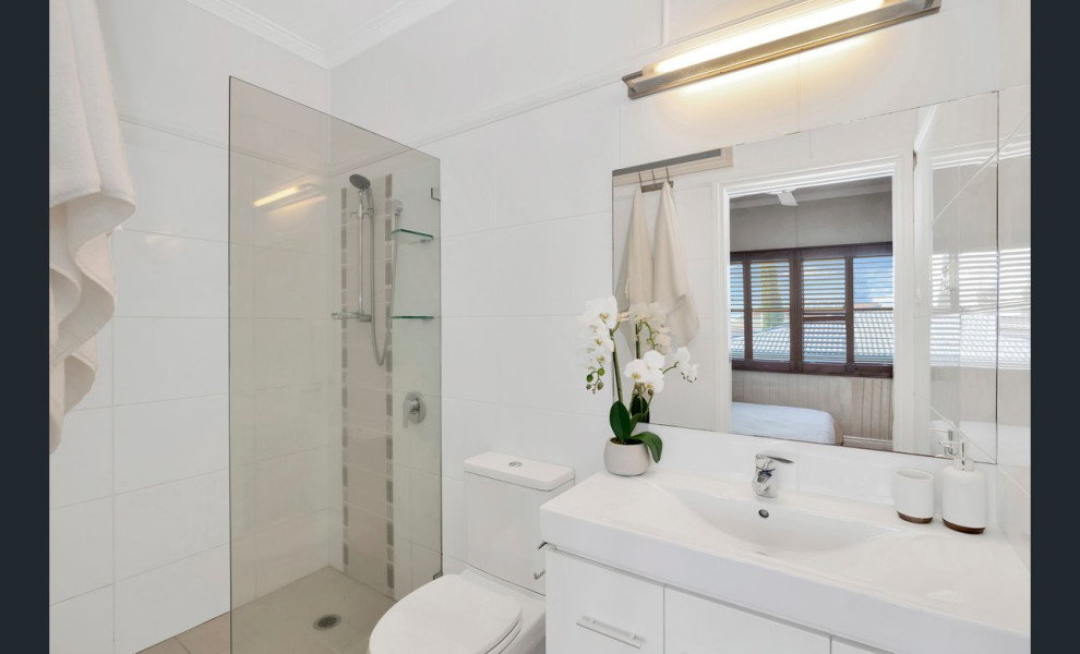 Tropical bathroom in Gold Coast - Tweed.