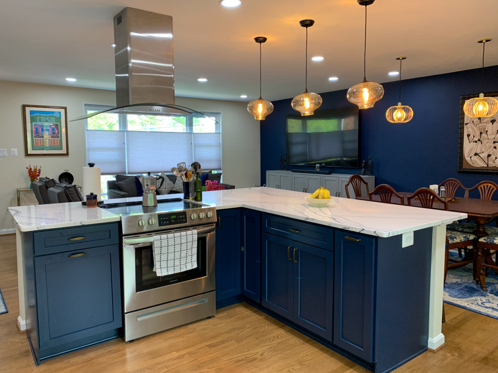 Idee per una cucina design di medie dimensioni con ante in stile shaker, ante blu, top in quarzite, elettrodomestici in acciaio inossidabile, pavimento in legno massello medio e top bianco