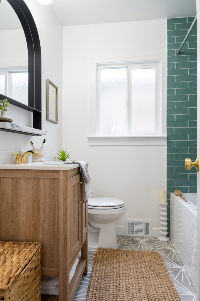 Aménagement d'une petite salle d'eau classique en bois brun avec un placard à porte shaker, une baignoire en alcôve, un combiné douche/baignoire, WC séparés, un carrelage vert, des carreaux de porcelaine, un mur blanc, un sol en carrelage de porcelaine, un lavabo encastré, un plan de toilette en surface solide, un sol gris, une cabine de douche avec un rideau, un plan de toilette blanc, meuble simple vasque et meuble-lavabo sur pied.