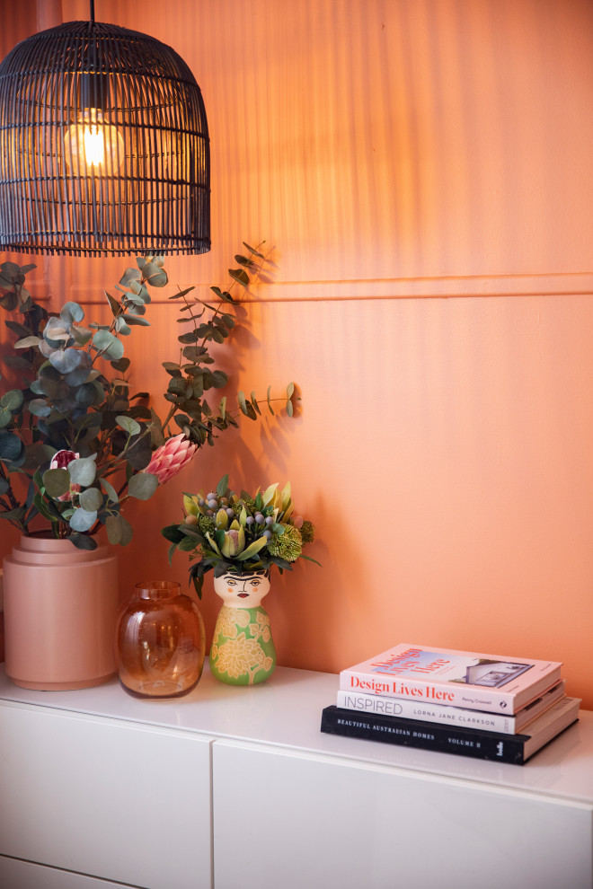 На фото: открытая гостиная комната среднего размера в средиземноморском стиле с оранжевыми стенами, темным паркетным полом, отдельно стоящим телевизором и коричневым полом с