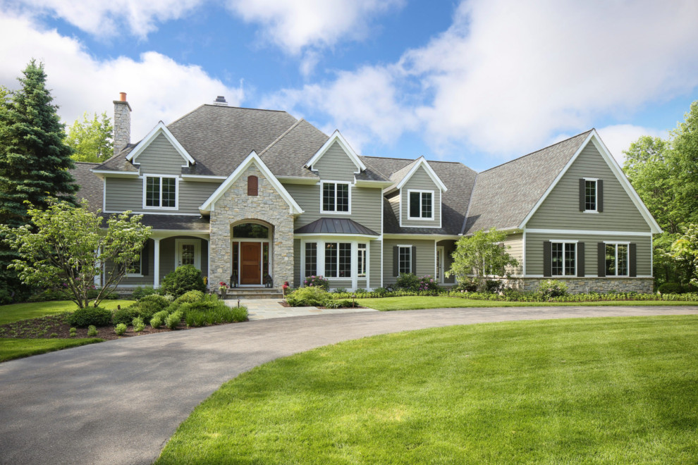 Großes, Zweistöckiges Klassisches Einfamilienhaus mit Mix-Fassade, grüner Fassadenfarbe, Satteldach, Schindeldach und grauem Dach in Grand Rapids