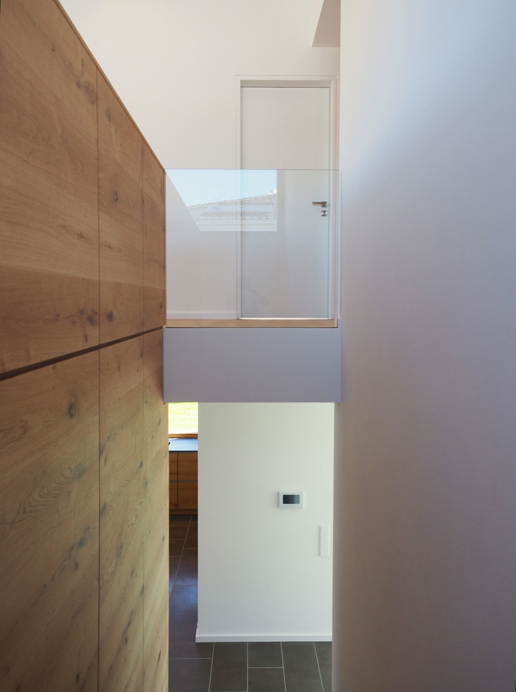 Mittelgroßer Moderner Flur mit weißer Wandfarbe und Marmorboden in Nürnberg