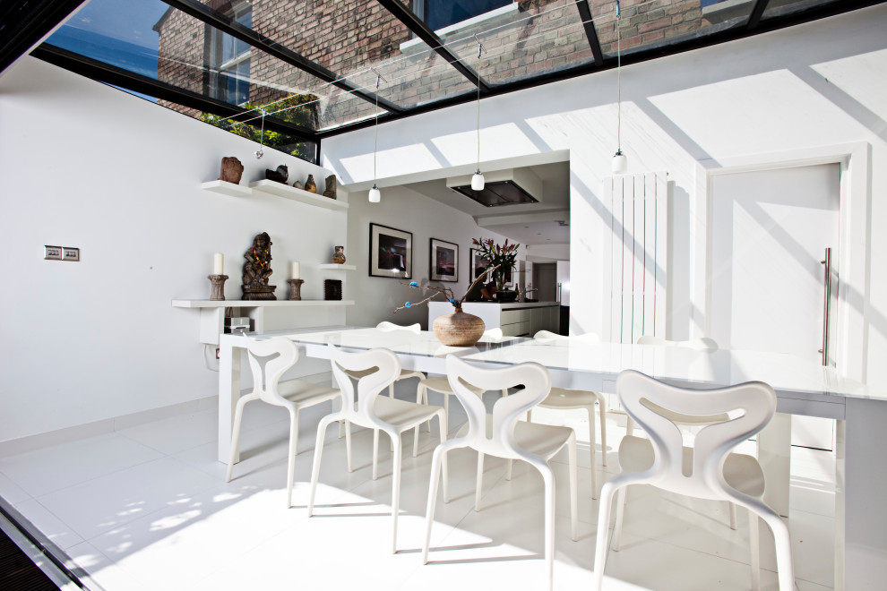 Ispirazione per una grande sala da pranzo aperta verso il soggiorno contemporanea con pavimento con piastrelle in ceramica