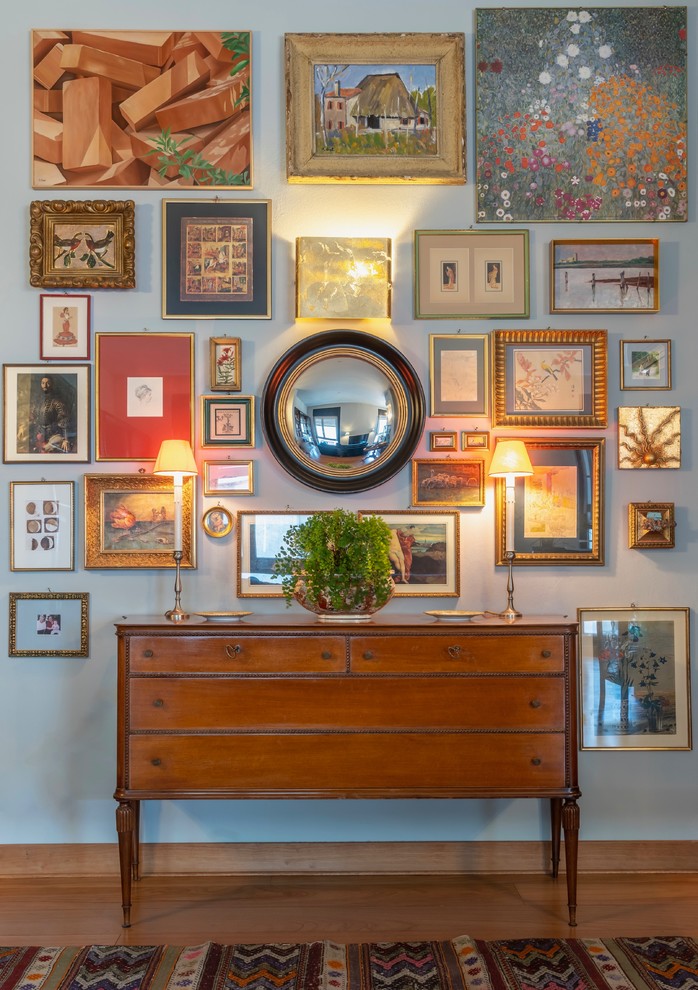 Foto di un grande ingresso o corridoio bohémian con pareti grigie, pavimento marrone e pavimento in legno massello medio