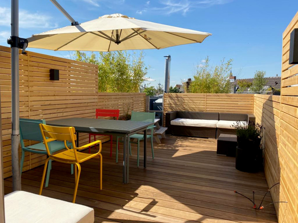 Mid-sized contemporary rooftop deck in Cologne with with skirting.