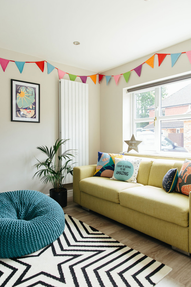 Idee per un soggiorno minimalista di medie dimensioni con pareti beige, parquet chiaro e TV autoportante