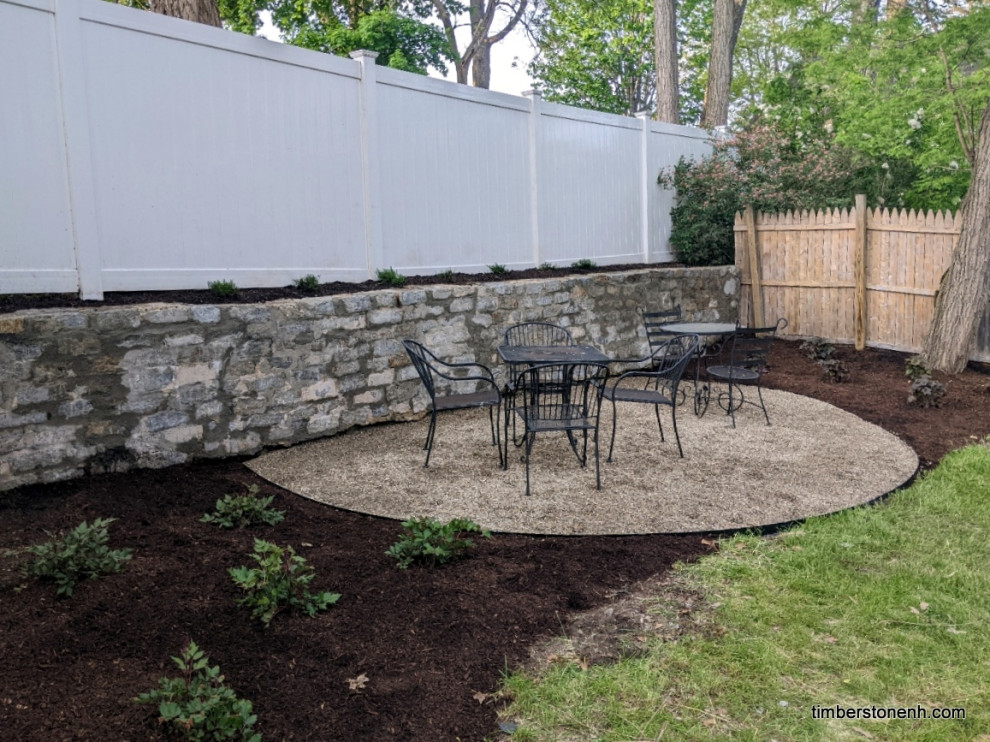 Пример оригинального дизайна: маленький двор на заднем дворе в классическом стиле с покрытием из гравия для на участке и в саду